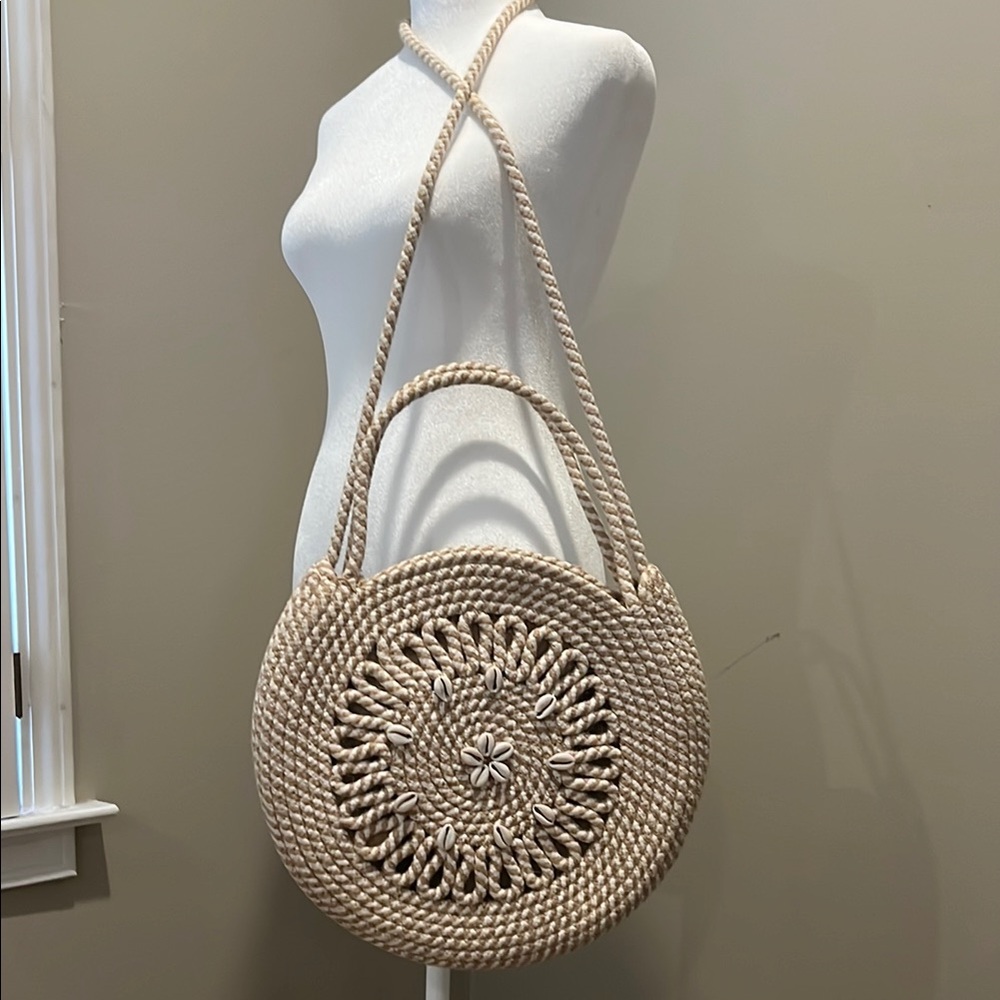 Venus braided seashell bag